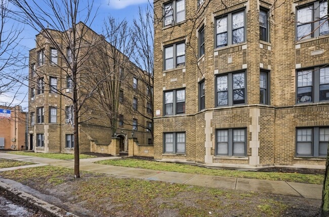 Building Photo - 2336 W Addison St Unit i2