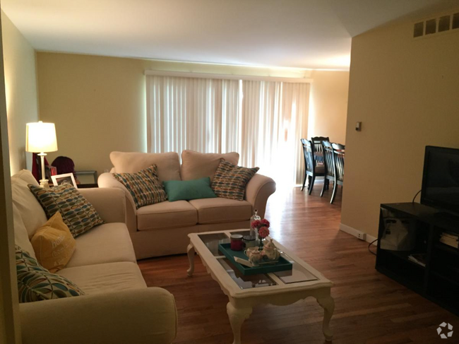 Building Photo - 426 N Fox Hills Dr Rental