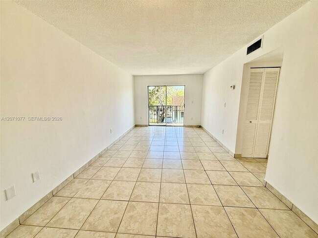 Building Photo - 1530 SW 2nd St Unit 304