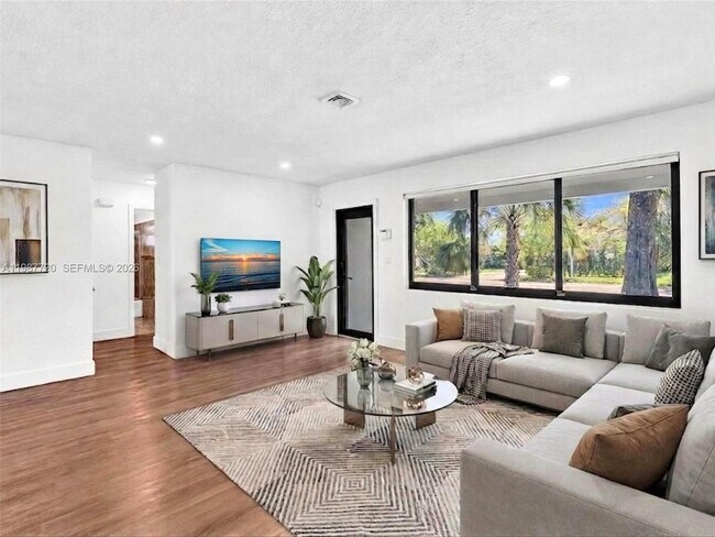 Photo - 3193 Taft St