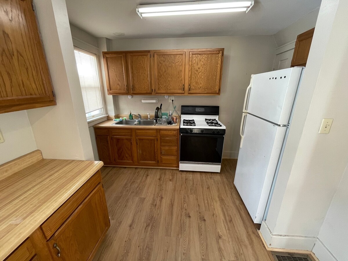 Photo - 411 W 7th St