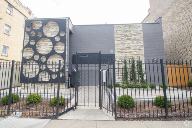 Building Photo - 4423 N Ashland Ave Rental