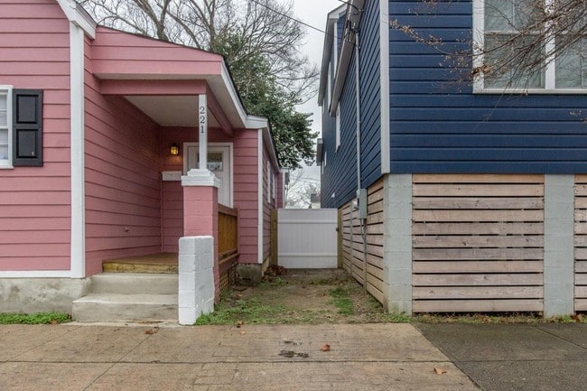 Photo - 221 Fishburne St