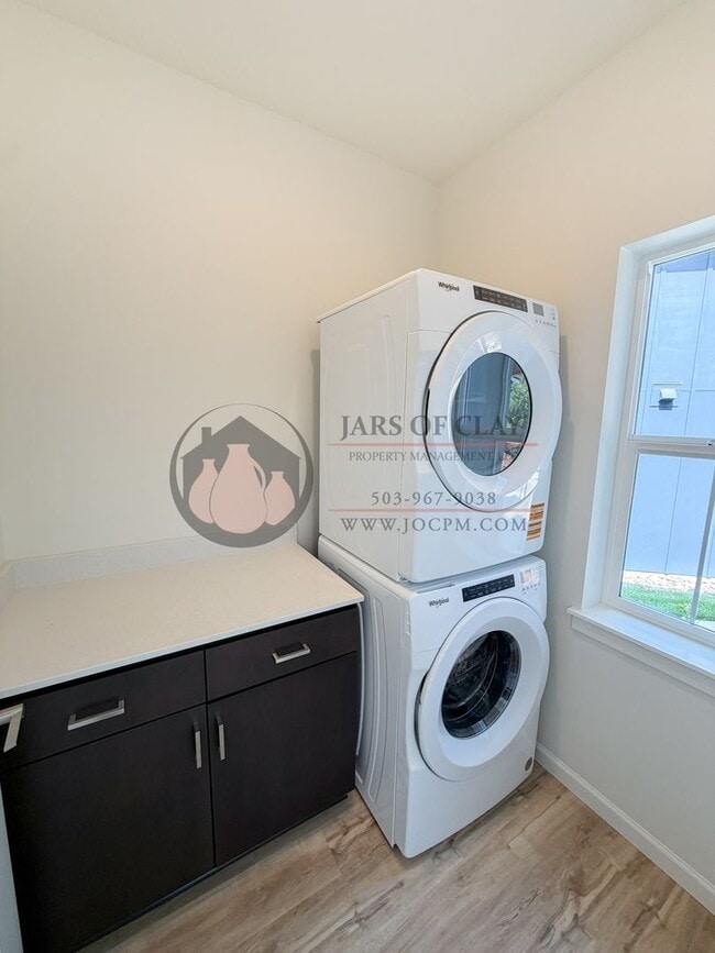 Photo - 2560 Gilbert St S