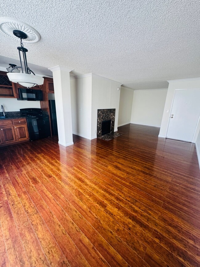 Photo - 2414 S Barrington Ave Unidad 103