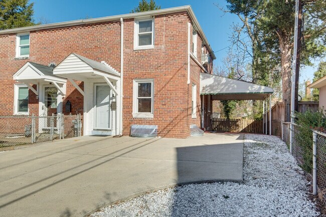 Photo - 2430 S Oakland St Unidad ID1385650P