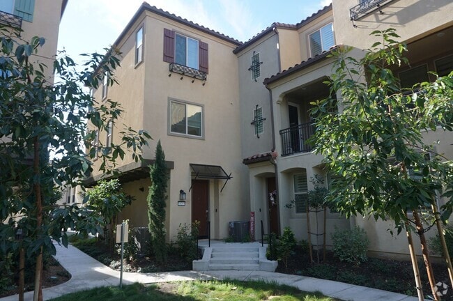 Building Photo - Beautiful 2 Bed 2.5 Bath End Unit with Lof... Rental