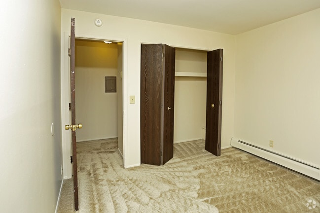 1BR, 1BA - 700 SF