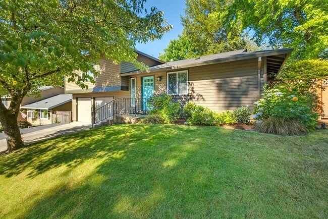 Building Photo - 4 bedroom 3 bath home in Tualatin with sep...