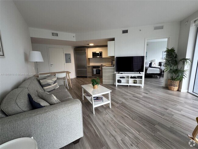 Building Photo - 1300 Brickell Bay Dr Unit 3301 Rental