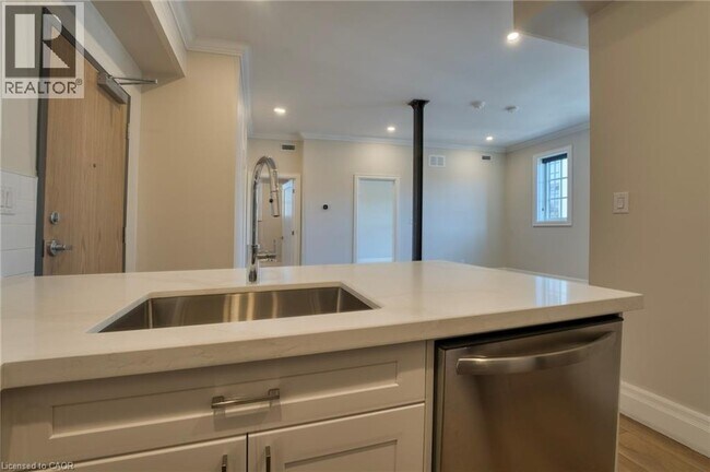 Photo - 100 Charlton Ave W Unité 303