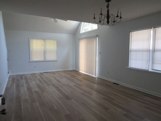 Photo - 208 Stroud St