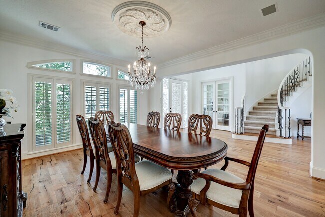 Photo - 1631 Lakeshore Way
