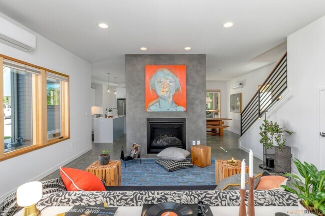 Photo - 2038 NE Morgan St