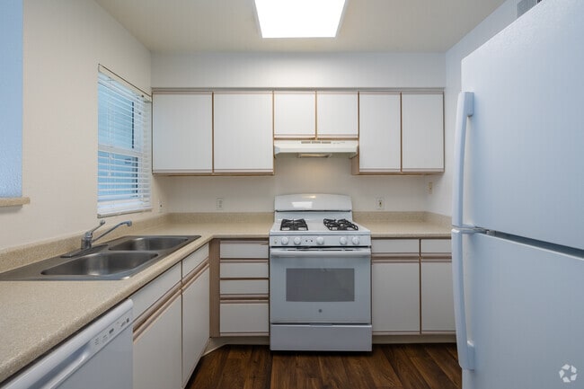 3BR, 2BA - 1,007SF - Kitchen