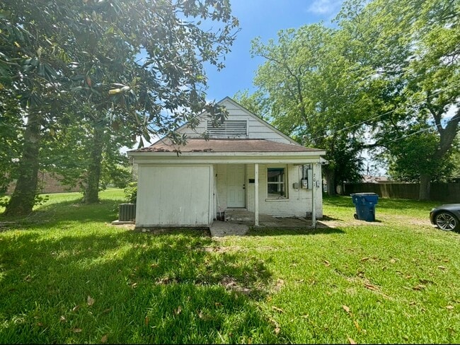 Building Photo - 701 N Hackberry St