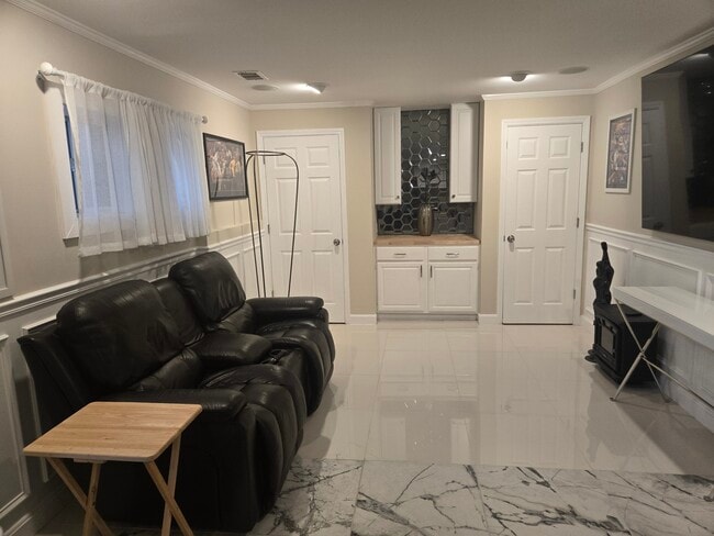 Sala de estar con barra de café - 240 Boca Ciega Ct Unidad Private Quite Luxury Furnished Apartment