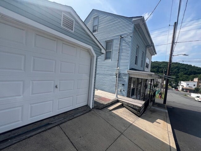 Photo - 103 S William St