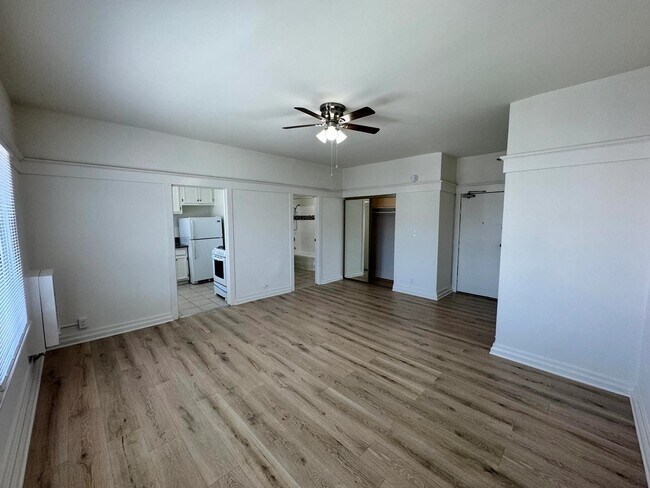 Photo - 984 S. Oxford Avenue,