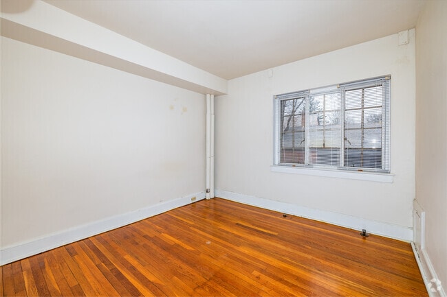 1BR, 1BA - 700SF - Primary Bedroom
