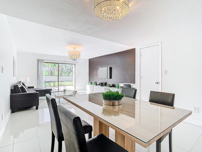 Vineland Road, Orlando, FL 32811 - 2 BR 2.5 BA townhouse