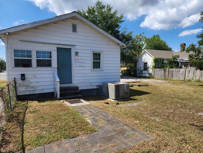 Building Photo - 1 Bedroom Duplex Apartment