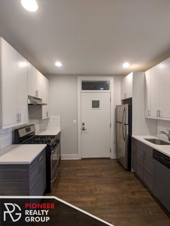 Building Photo - 3919 N Janssen Ave Unit 3 Rental