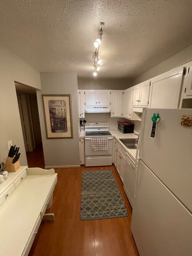 410 Mockingbird Valley Rd Condo Unit 37 Condo for Rent in Louisville