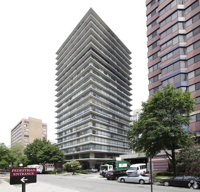 Foto principal - 320 W Oakdale Ave