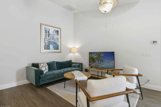 Photo - 1120 Hyacinth Pl