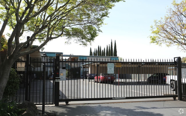 Photo - Ellis Park Apartments