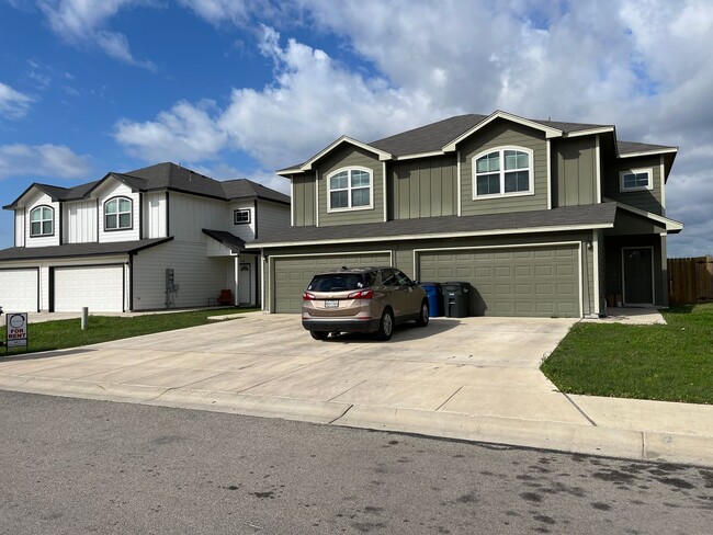 Building Photo - Town home for rent