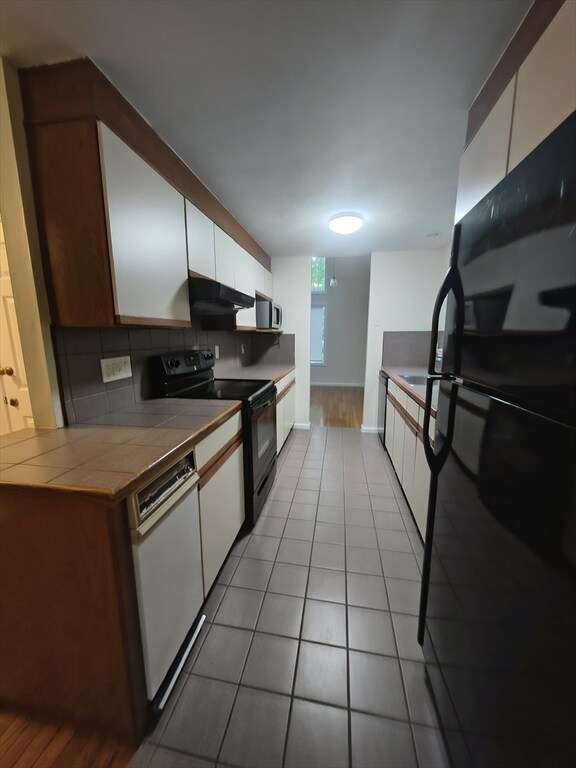 16 Hundred Oaks Ln