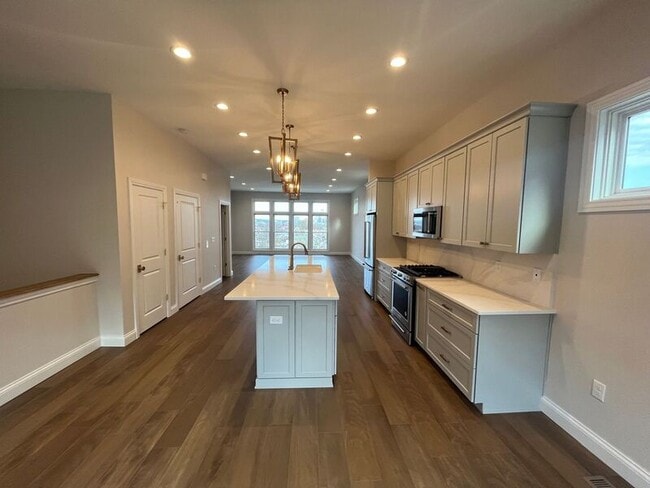 Photo - 140 W 13th St