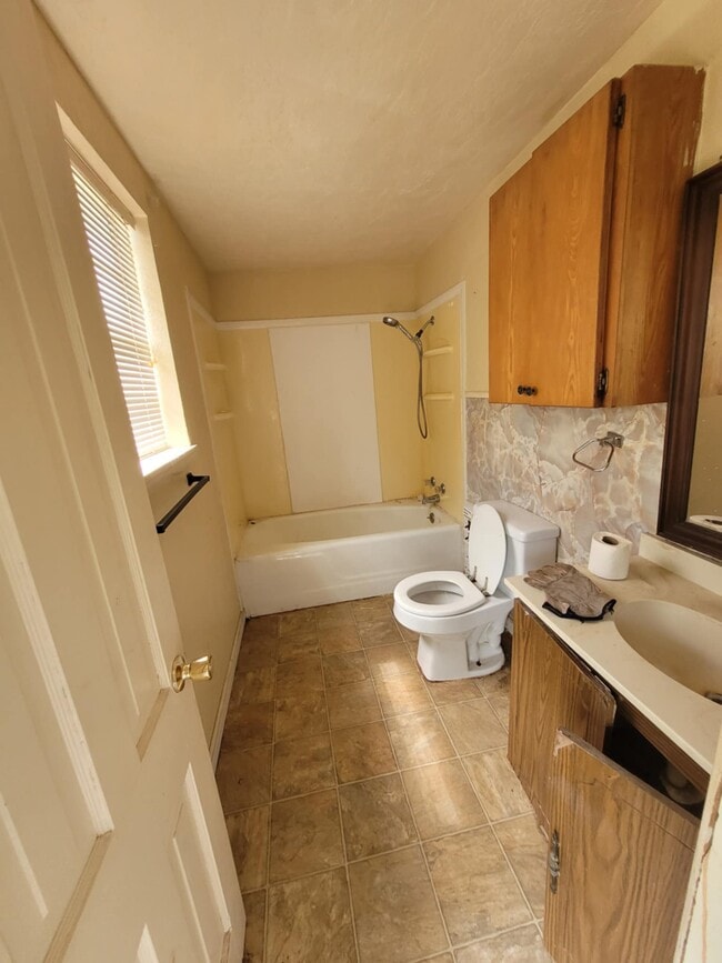 Photo - 1211 W Oak Ave