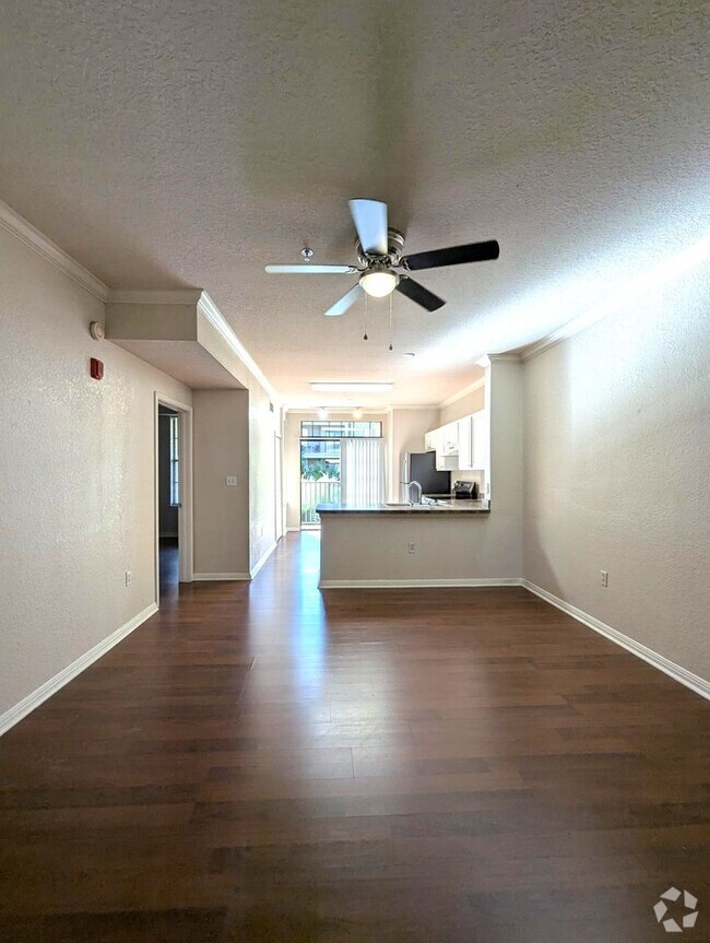 Building Photo - 1x1 Updated 3rd floor unit with balcony, n... Rental