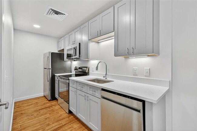 Photo - 1624 Lonsdale Ave