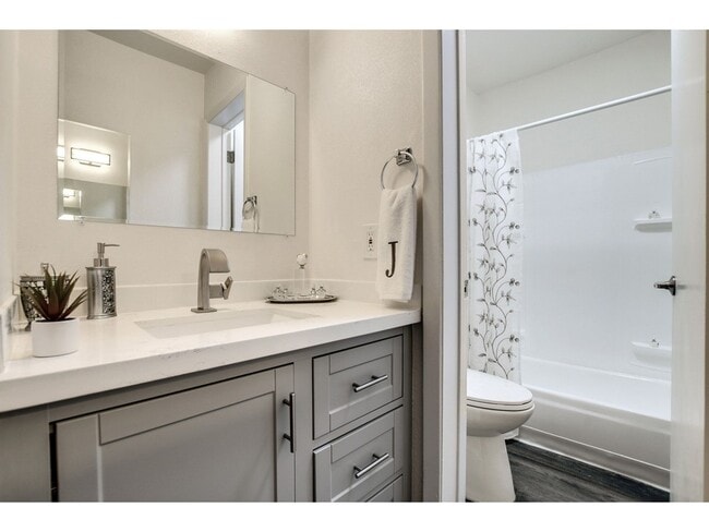 Photo - Studio 710 Apartments