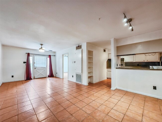 Building Photo - 3131 Cummins St Unit 15