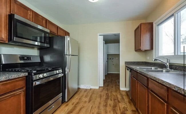 Photo - 712 W James St