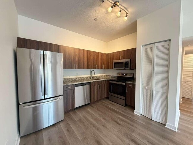 Building Photo - 4260 Lakewood Rd Unit 205