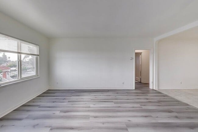 Building Photo - 5492 Ruth Ave Unit 04