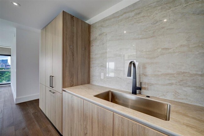 Photo - 1701 Hermann Dr Unit 8F