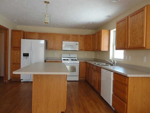 Photo - 200 Staffordshire Dr NE