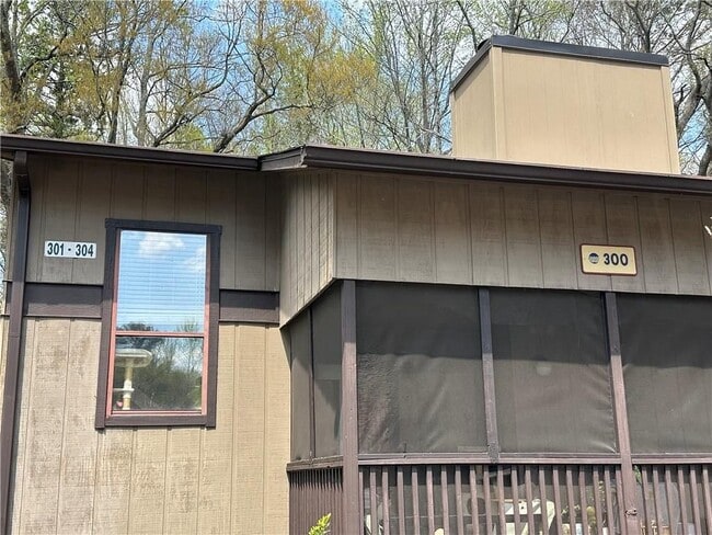 Photo - 303 River Run Dr