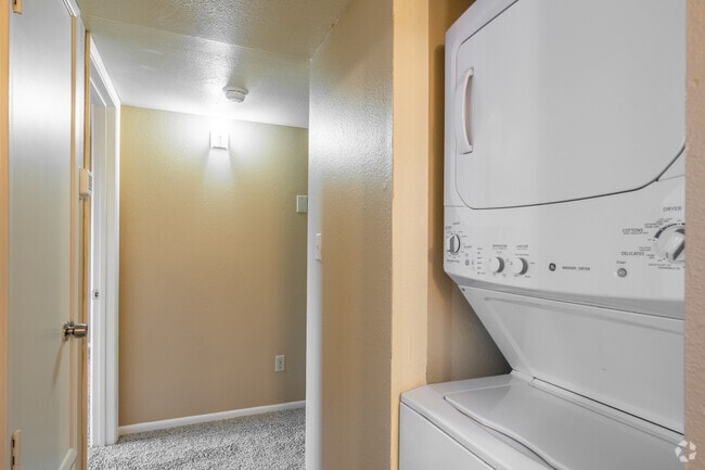 2BR, 2BA - 980SF