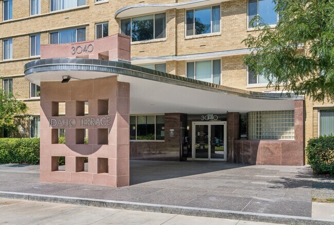 Entrada a los apartamentos Idaho Terrace en Cathedral Heights, Washington D.C.