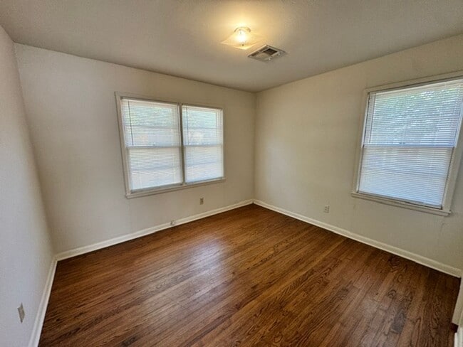 Photo - 2 bedroom in Norman Schools, No carpet, fridge and gas stove!