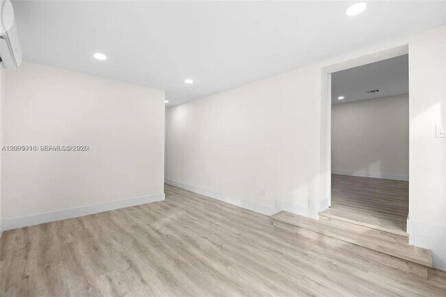 331 W 40th Pl