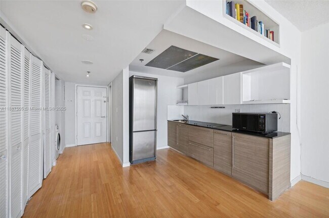 Photo - 540 Brickell Key Dr Unit 1807